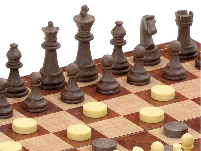 Ajedrez magnético plegable con damas 32 x 32 cms.